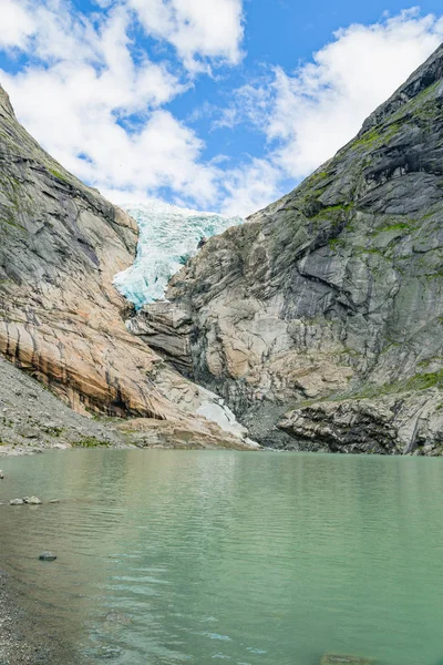 ノルウェーの Briksdal 氷河の融解 パノラマは下から上へ ノルウェー自然と旅行の背景 — ストック写真