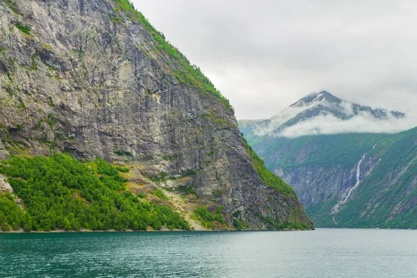 ノルウェー フィヨルド自然と旅行の背景 夏の日のフィヨルドの海岸の美しい景色 フィヨルドいる細長い海湾は陸地に深くクラッシュ — ストック写真