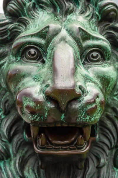 Estatua León Envejecida Primer Plano Cabeza Una Escultura Bronce León —  Fotos de Stock