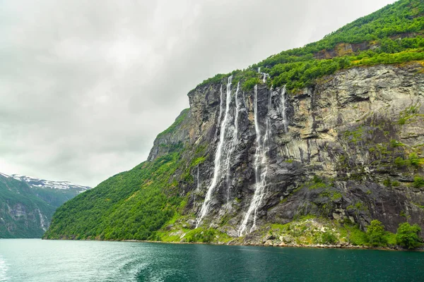 Geiranger Fjord Noruega Paisaje Con Montañas Cascadas Siete Hermanas Verano — Foto de Stock