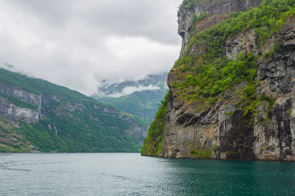 挪威盖朗格海港附近的盖朗格峡湾全景 挪威自然和旅行背景 从挪威峡湾的渡轮上的意见 — 图库照片