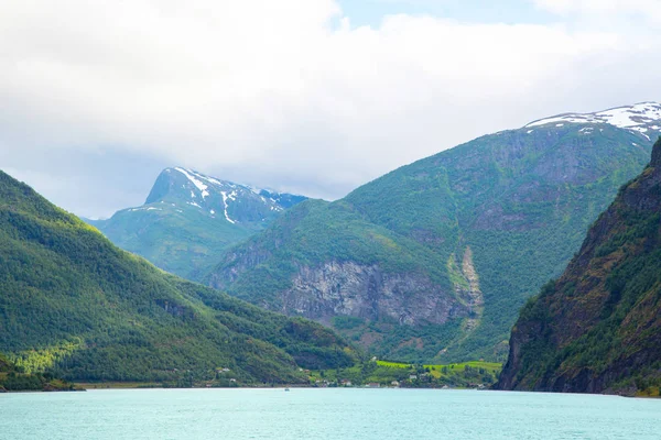 挪威盖朗格海港附近的盖兰热峡湾全景 挪威自然和旅行背景 从挪威峡湾的渡轮上欣赏美景 旅游假期和旅游 — 图库照片