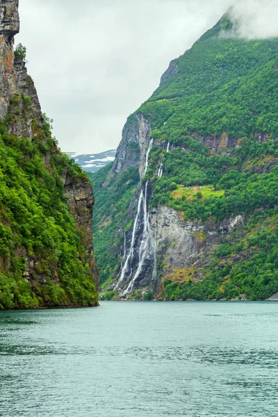 Fiord Geiranger Norwegia Krajobraz Górami Wodospadami Siedem Sióstr Okresie Letnim — Zdjęcie stockowe