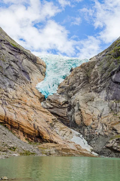 从冰川布里克斯达尔斯布雷恩的看法 最容易接近和最知名的武器之一 乔斯特达尔斯布雷恩冰川 挪威冰川位于约斯特达尔斯布雷恩国家公园 布里克斯达斯布雷恩冰川在布里克斯达伦山谷 — 图库照片