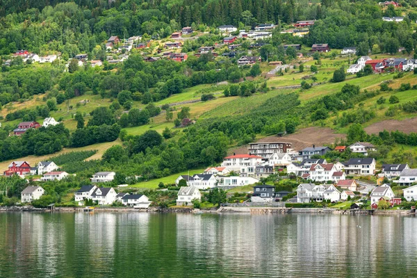 Village Est Situé Sur Les Pentes Verdoyantes Près Lac Vue — Photo