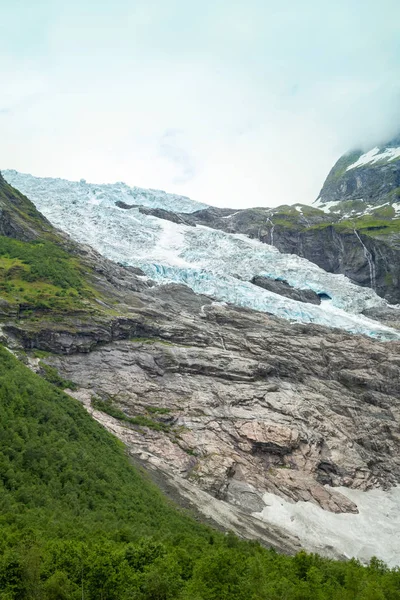 ノルウェーのブリクスダル氷河の融解 ヨステダルスブリーン氷河の最もアクセス可能で最もよく知られている腕の一つです — ストック写真