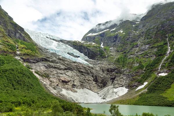 Táj Folyó Közelében Briksdal Vagy Briksdalsbreen Gleccser Zöld Hegyi Olden — Stock Fotó