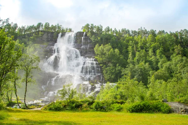 Cadute Nelle Montagne Della Norvegia Caso Pioggia Cascata Bianca Cascata — Foto Stock