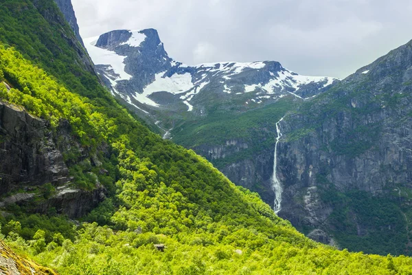 Πέφτει Στα Βουνά Της Νορβηγίας Βροχερό Καιρό Καταρράκτης Στα Βουνά — Φωτογραφία Αρχείου