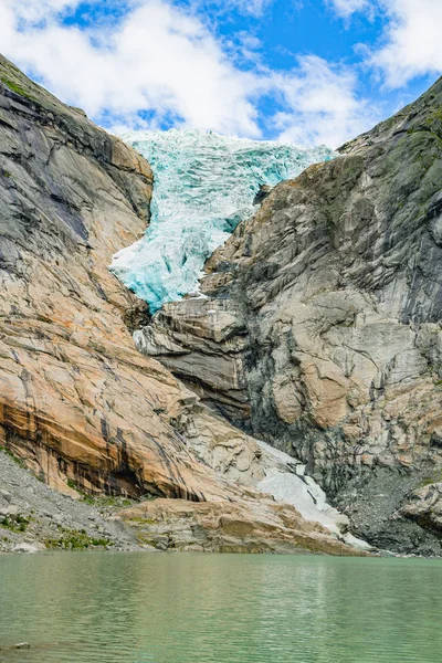 ノルウェーの Briksdal 氷河の融解 パノラマは下から上へ ノルウェー自然と旅行の背景 — ストック写真