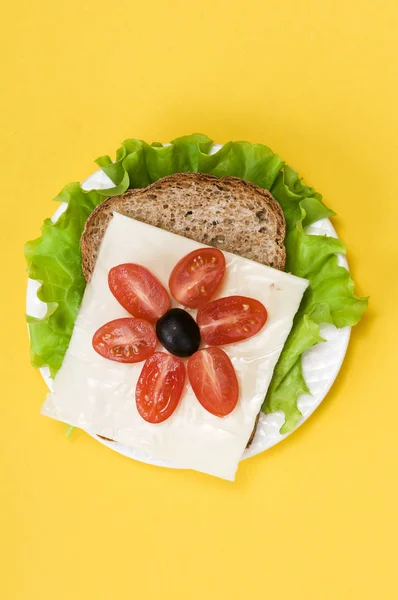 Sandwich Aux Légumes Sur Une Assiette Blanche Sur Fond Jaune — Photo