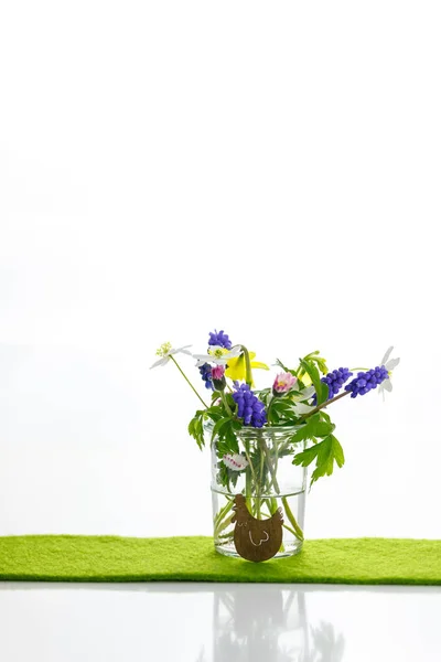 Weiße Handtücher Neben Einer Cremedose Vor Weißem Hintergrund Und Blumen — Stockfoto