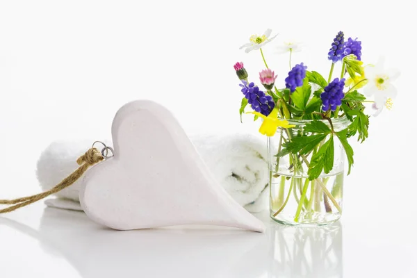 Fehér Törölközők Szívvel Fehér Háttérrel Virágokkal Vázában Tavasz — Stock Fotó