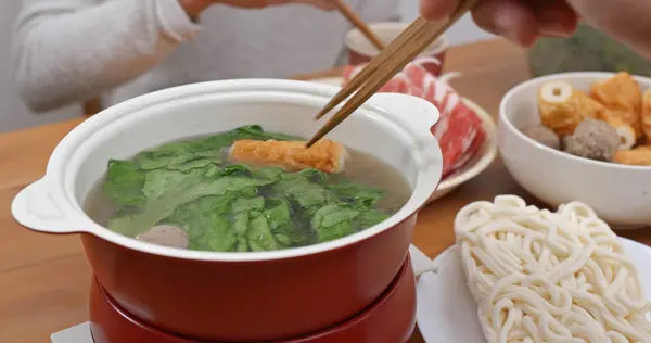 Familie Genießt Gemeinsames Hot Pot Dinner — Stockfoto