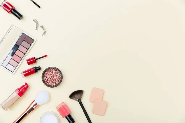 Dekorative Kosmetik Make Produkte Und Pinsel Auf Hellrosa Hintergrund — Stockfoto