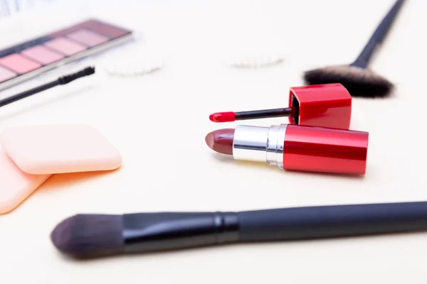 Decoratieve Cosmetica Make Producten Penselen Lichtroze Achtergrond — Stockfoto