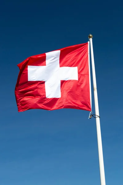 Bandera Suiza Con Cielo Azul — Foto de Stock