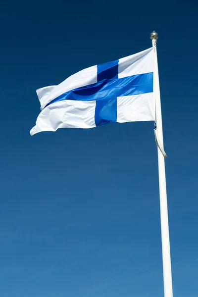 Bandiera Finlandese Palo Bandiere Che Ondeggia Nel Vento Con Cielo — Foto Stock