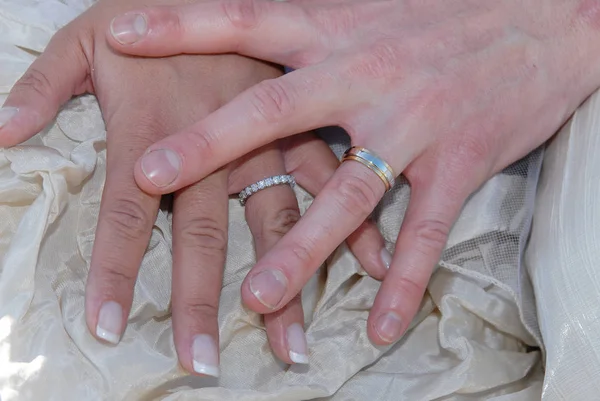 Руки Кольца Свадебном Букете — стоковое фото