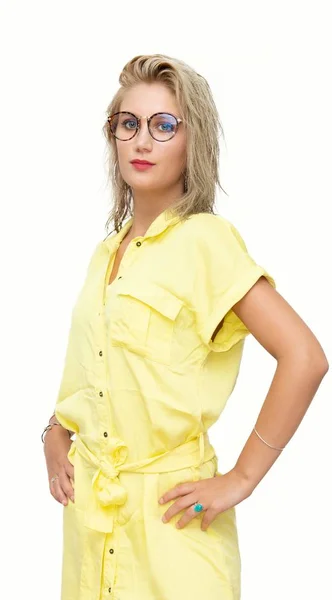 Μια Όμορφη Νεαρή Ξανθιά Γυναίκα Κίτρινο Φόρεμα Απομονώνεται Λευκό Φόντο — Φωτογραφία Αρχείου
