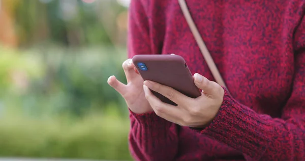 Kvinnesjekk Smarttelefonen Byen – stockfoto