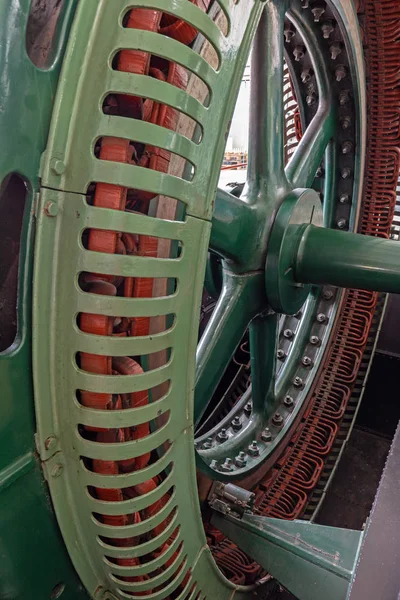 旧発電所の歴史的発電機 — ストック写真