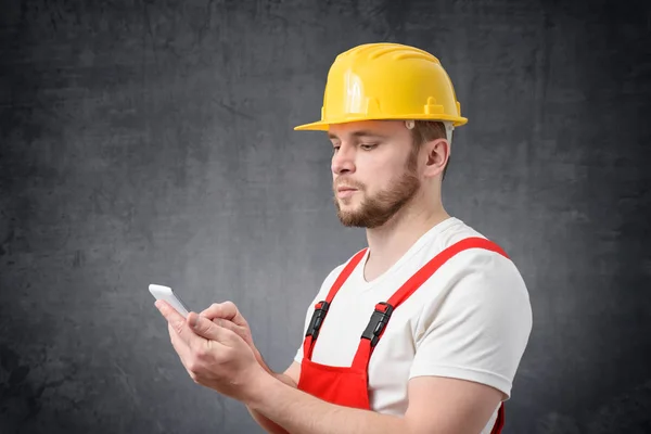 Retrato Trabalhador Construção Usando Smartphone — Fotografia de Stock