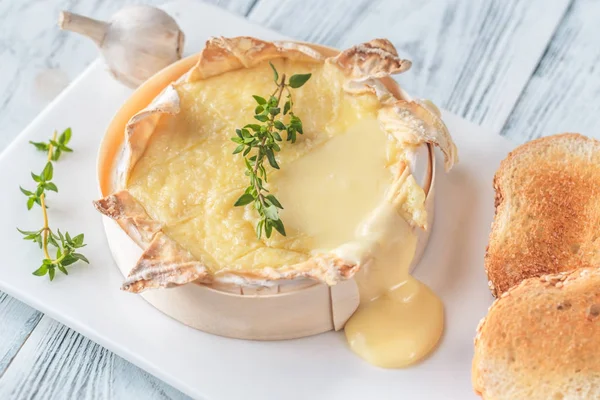 Formaggio Camembert Forno Con Fette Pane Tostato — Foto Stock