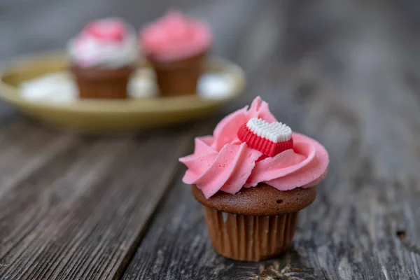 Růžové Bílé Muffiny Dřevěné Zemi Šlehačkou — Stock fotografie