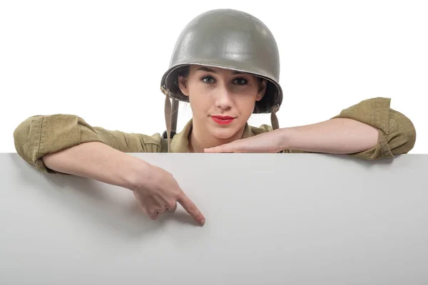 Ung Kvinna Klädd Amerikanska Ww2 Militär Uniform Visar Tomma Tomma — Stockfoto