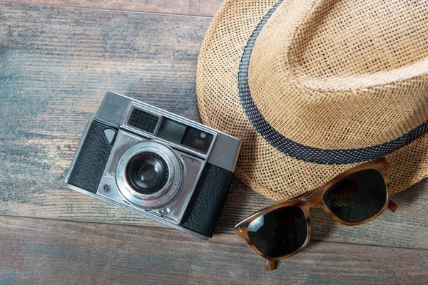 Chapéu Verão Câmera Pronto Para Férias Fundo Madeira — Fotografia de Stock