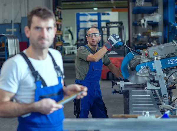 Due Operai Fabbrica Sul Banco Lavoro — Foto Stock