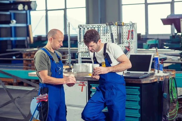 Due Lavoratori Fabbrica Sul Banco Lavoro Conversazione — Foto Stock