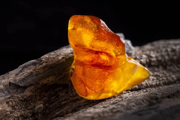 Een Stuk Van Geel Semitransparante Natuurlijke Amber Indeling Kleur Honing — Stockfoto