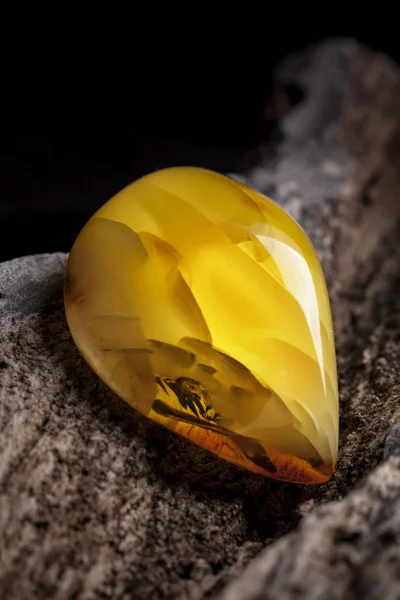 Ένα Κομμάτι Κίτρινου Ημι Αδιαφανές Φυσικό Κεχριμπάρι Χρώμα Ταξινόμησης Μπάσταρδε — Φωτογραφία Αρχείου