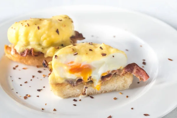 Ovos Benedict Placa Branca — Fotografia de Stock