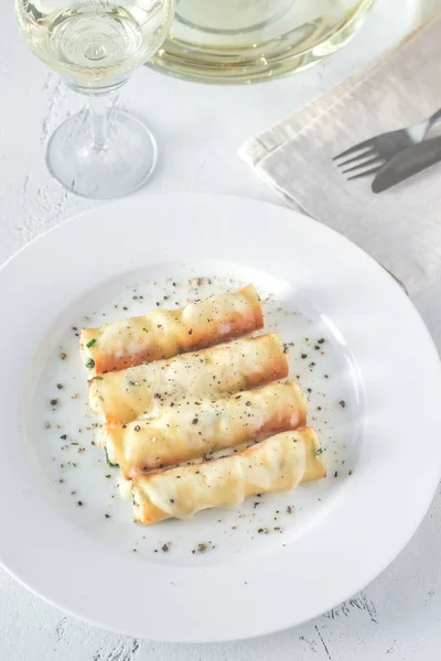 Cannelloni Farci Ricotta Sur Plaque Blanche — Photo