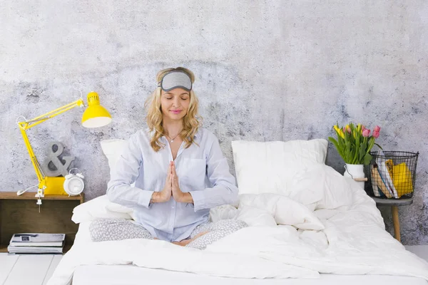 Beautiful Blond Young Woman Sitting Bed Doing Yoga Exercises Morning — Stock Photo, Image