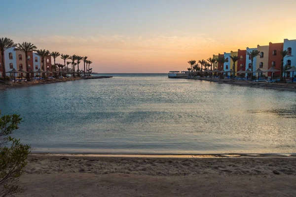 Hurghada Iki Sıra Otel Odası Arasında Gün Doğumunda Kızıl Deniz — Stok fotoğraf