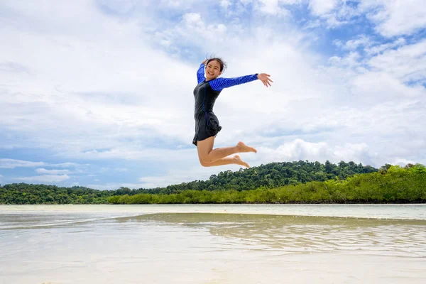 Feliz Chica Adolescente Asiática Usando Traje Baño Saltando Diversión Playa — Foto de Stock