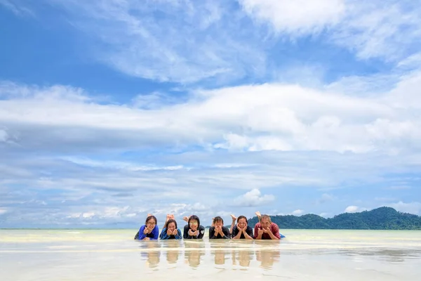 アジアの人々グループ大人と十代の若者たちは家族であり 青空を背景にビーチで一緒に横たわって幸せな生活を楽しむ コリペとラウィ島での夏休み タルタオ — ストック写真