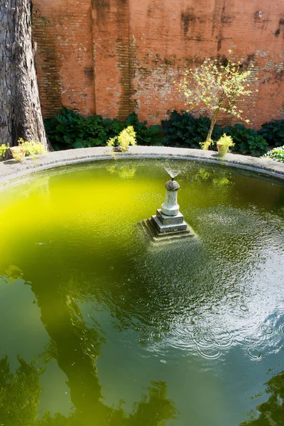 Fonte Num Jardim Palácio Real Alcazar Sevilha Espanha — Fotografia de Stock