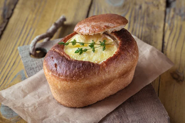 Camembert Bröd Skål Dekorerad Med Färsk Timjan — Stockfoto