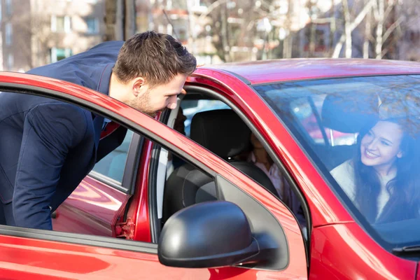 Sorridente Giovane Uomo Parlando Con Una Signora Seduta Dentro Auto — Foto Stock