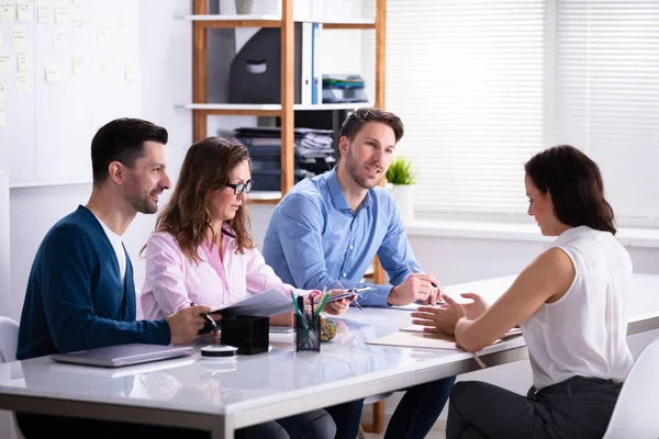 Ung Affärskvinna Sitter Jobbet Intervju Office — Stockfoto