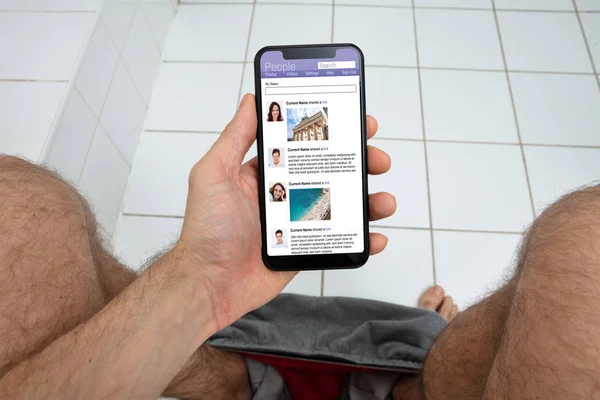 Uma Visão Aérea Homem Usando Telefone Móvel Banheiro — Fotografia de Stock