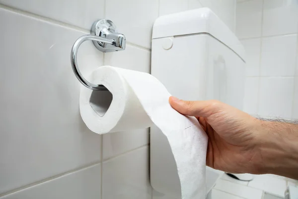 Primer Plano Mano Humana Usando Papel Higiénico Baño — Foto de Stock