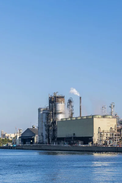 Petrochemische Ölfabrik Mit Gasspeicher Und Struktur Der Pipeline Mit Rauch — Stockfoto