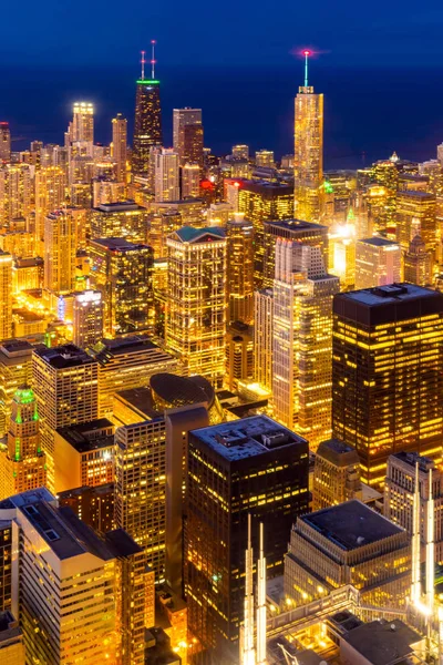 シカゴシティイリノイ州シカゴのダウンタウンにあるシカゴスカイラインズビルとミシガン湖の夕日の空中写真 — ストック写真