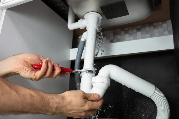 Fixing White Sink Pipe Adjustable 렌치의 — 스톡 사진